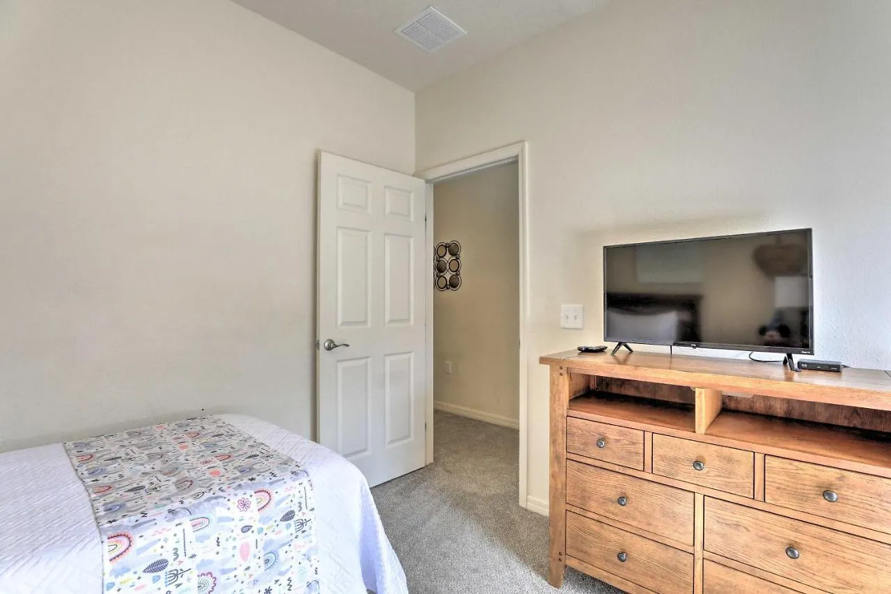 Lucaya Village Townhome With Pool, 6 Mi To Disney! Vakantiehuis *
