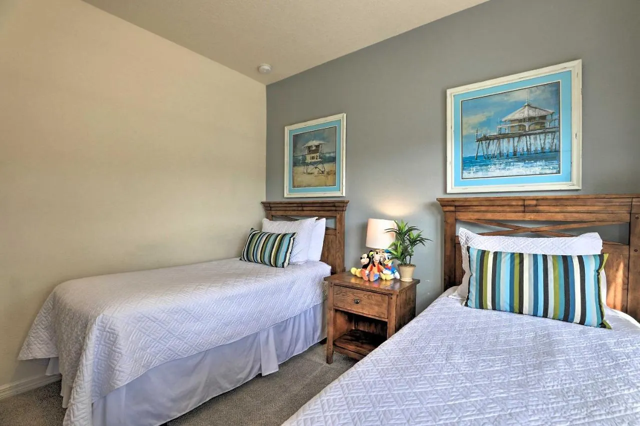 Vakantiehuis Lucaya Village Townhome With Pool, 6 Mi To Disney!