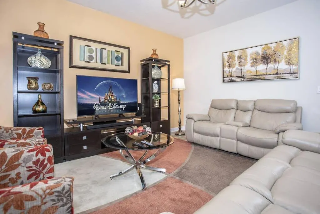 Spacious With A Large Pool Near *