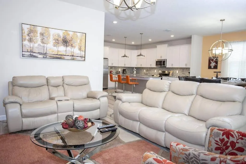 Spacious With A Large Pool Near *