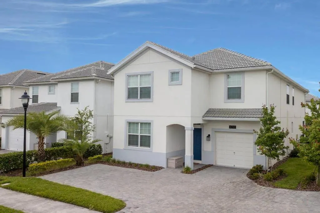 Spacious With A Large Pool Near Hunters Creek