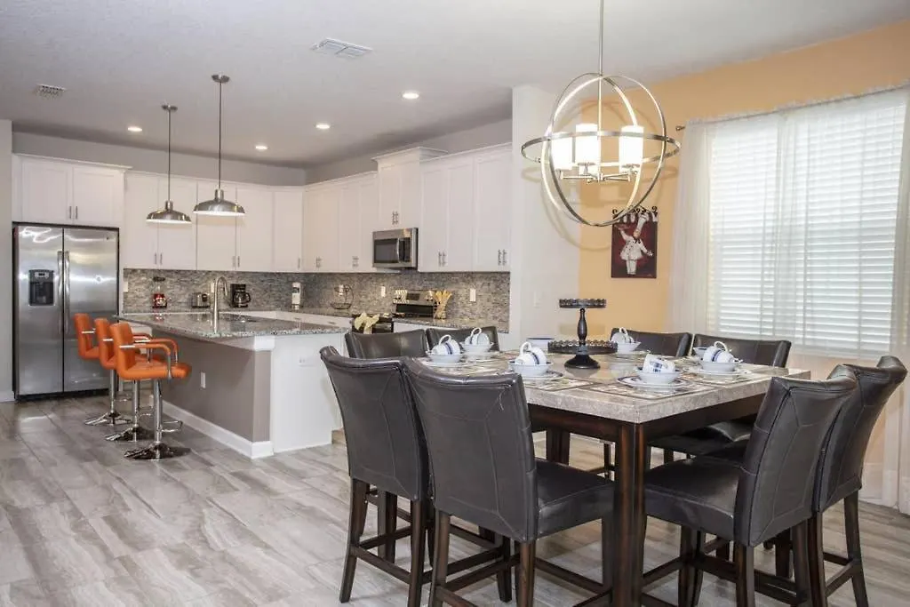Spacious With A Large Pool Near Villa Hunters Creek