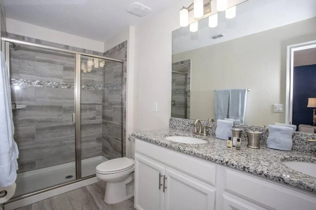 Spacious With A Large Pool Near *