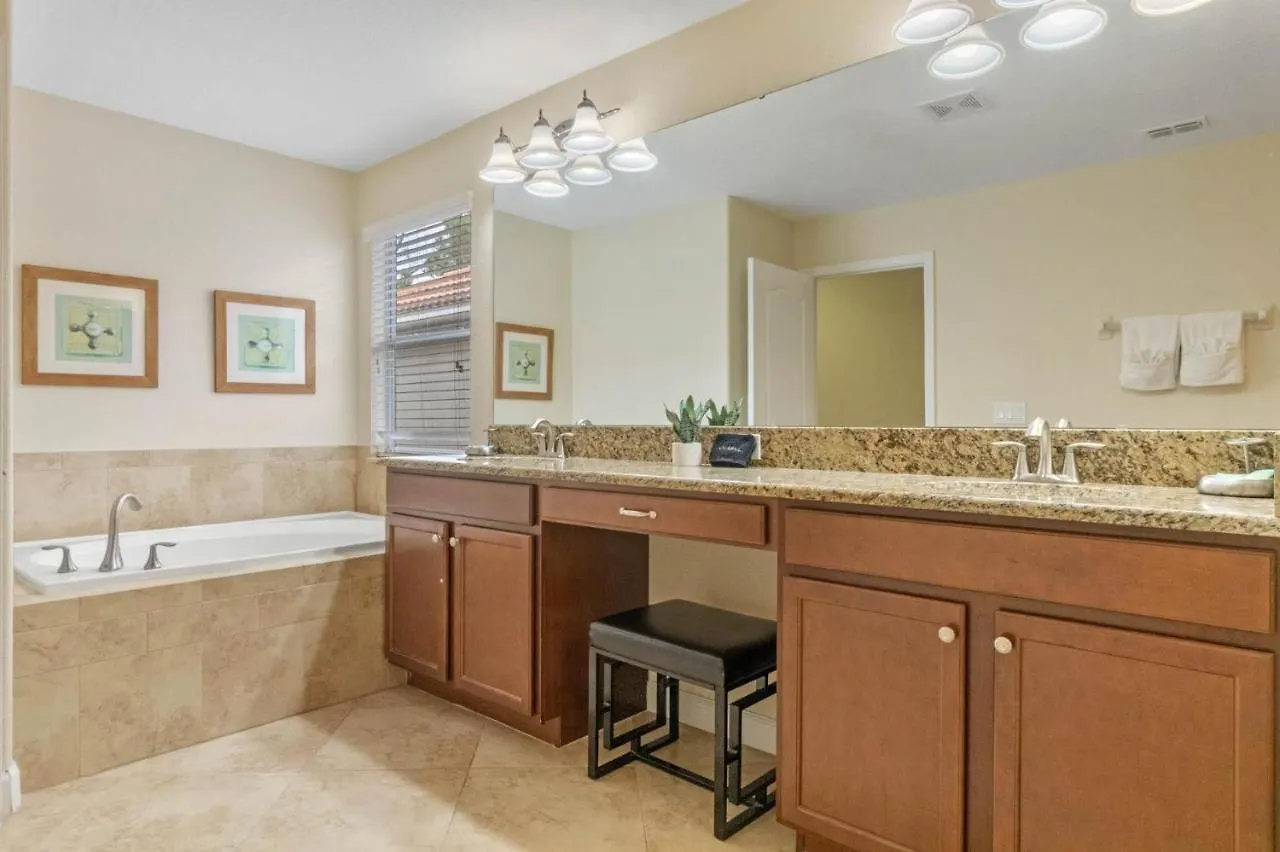 Spacious Vacation With Pool & Jacuzzi Near Holiday home