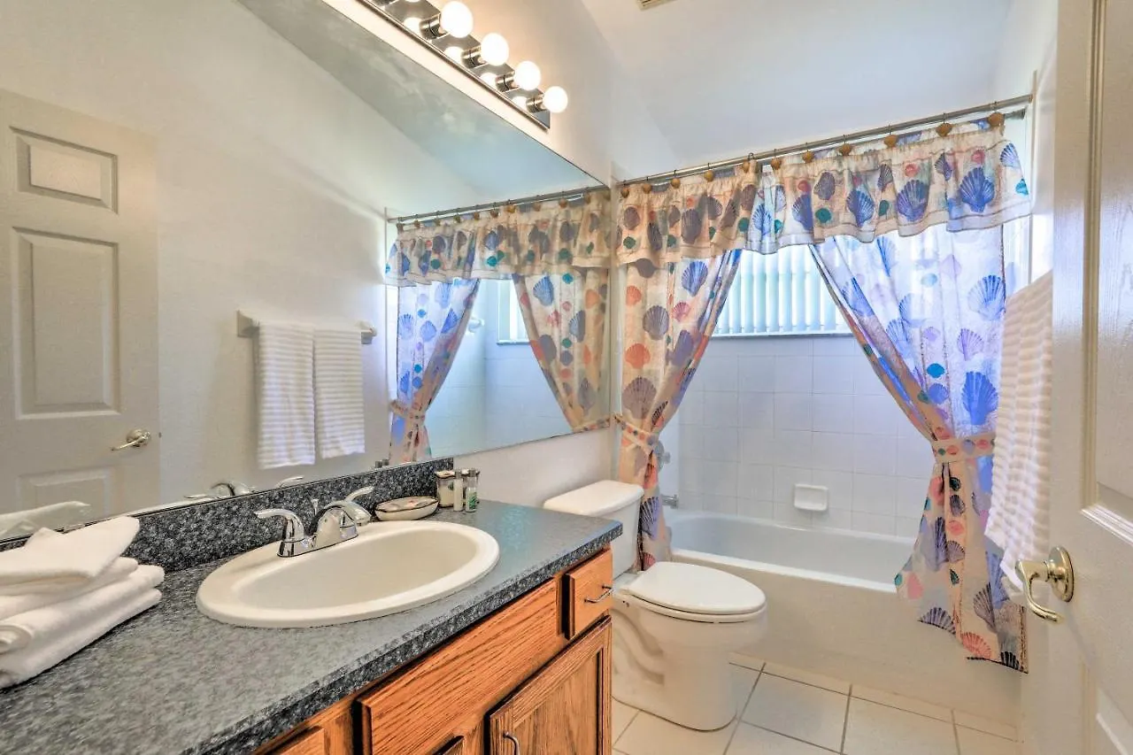 With Private Pool About 4 Mi To Disney! Holiday home Kissimmee