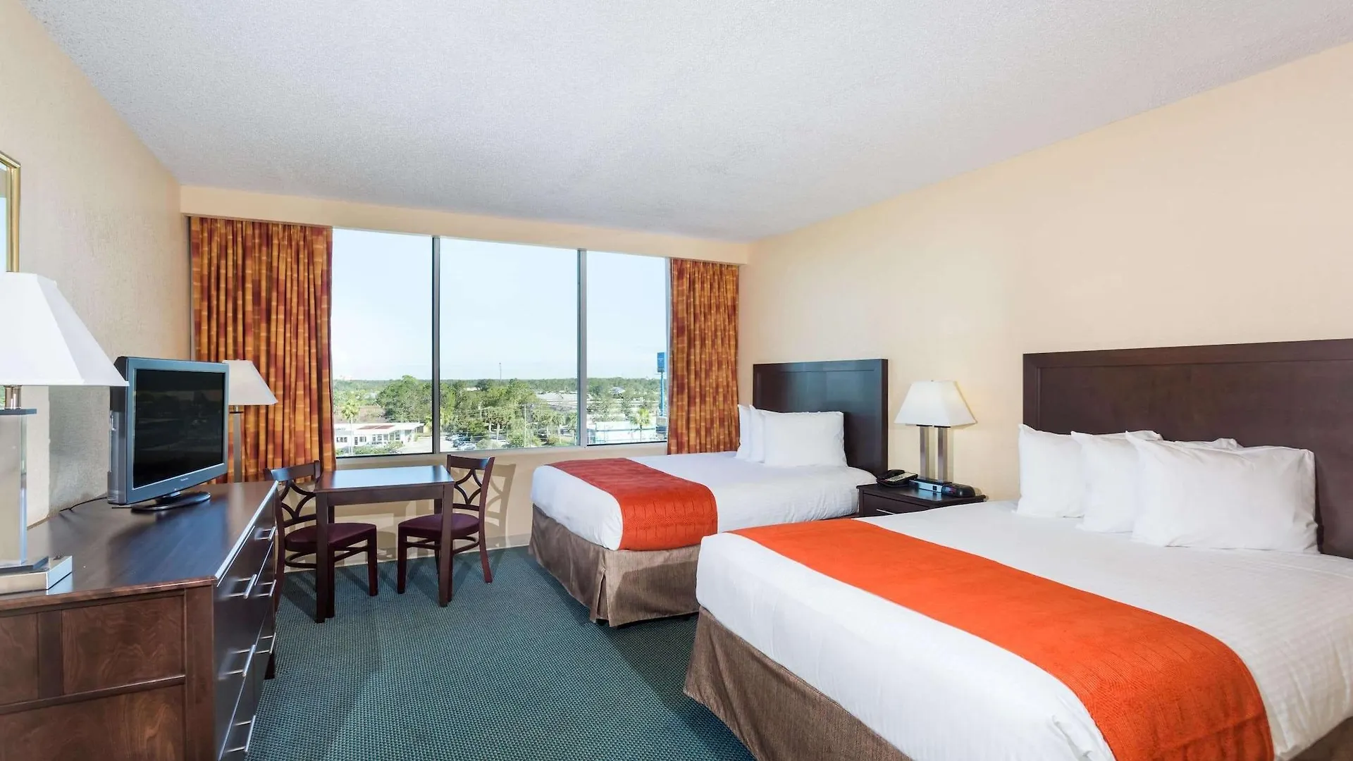 Ramada By Wyndham Kissimmee Gateway - Free Theme Park Shuttle Otel