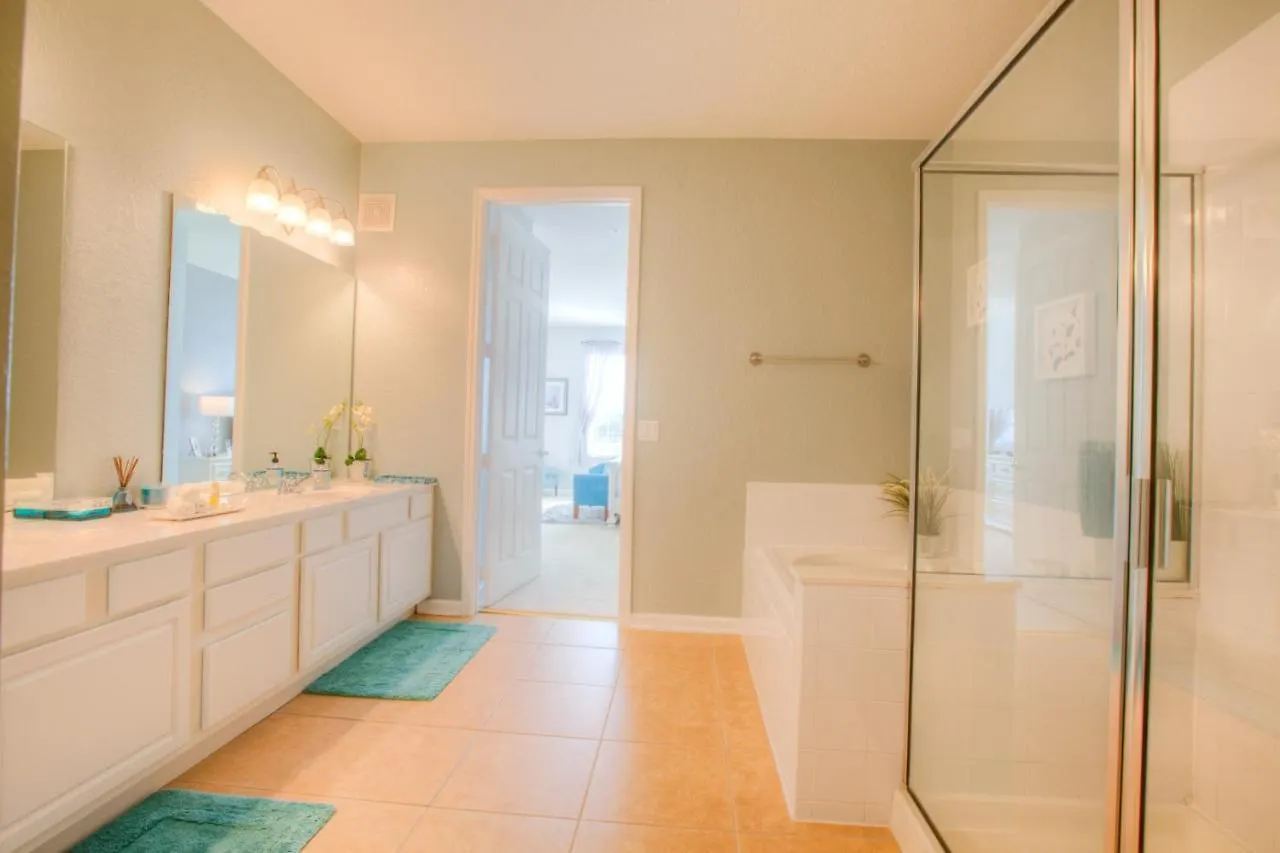 Stunning Lakeview Wprivate Balcony
