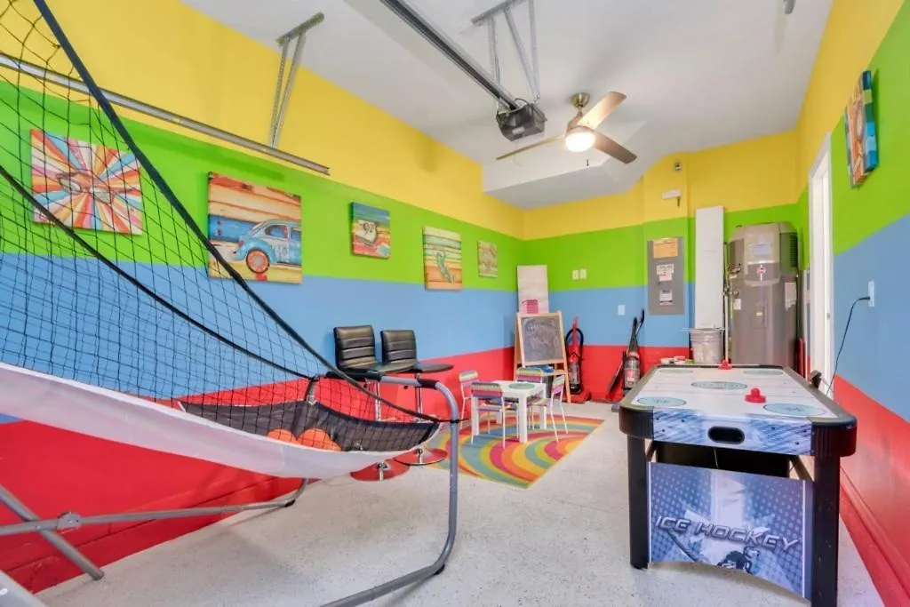 4 Bed Townhome With Private Pool Near Disney! Townhouse Holiday home Kissimmee