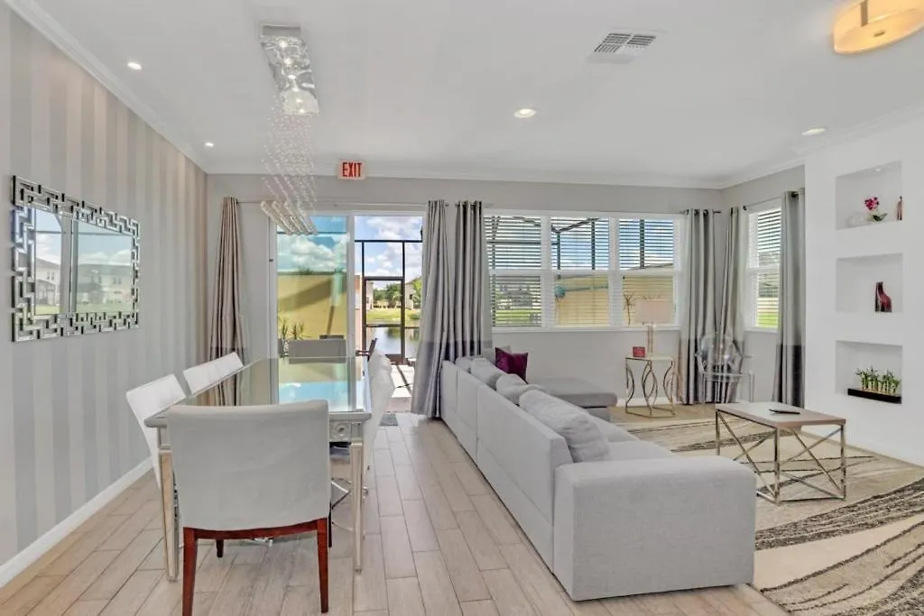 4 Bed Townhome With Private Pool Near Disney! Townhouse