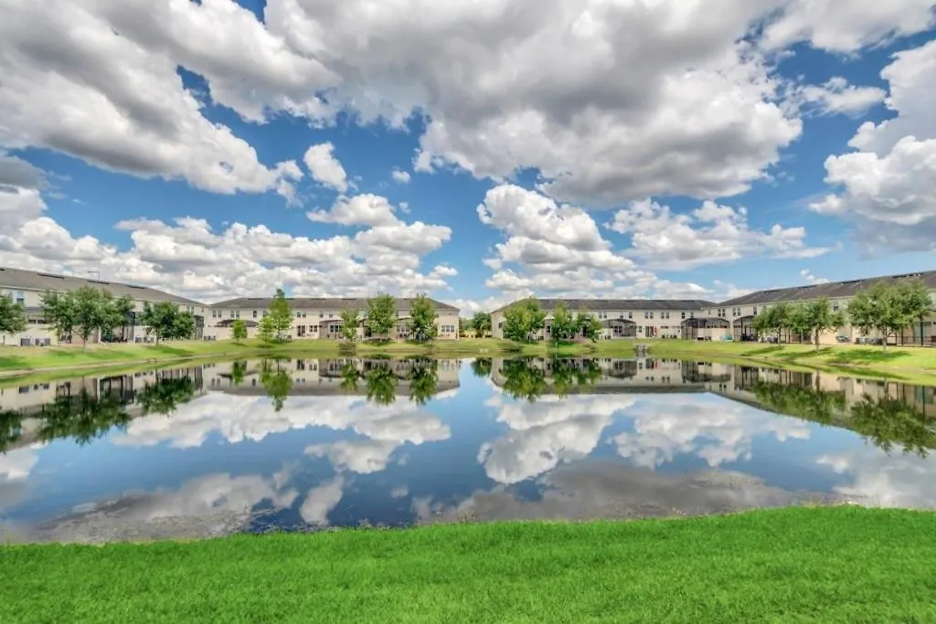 4 Bed Townhome With Private Pool Near Disney! Townhouse Holiday home Kissimmee