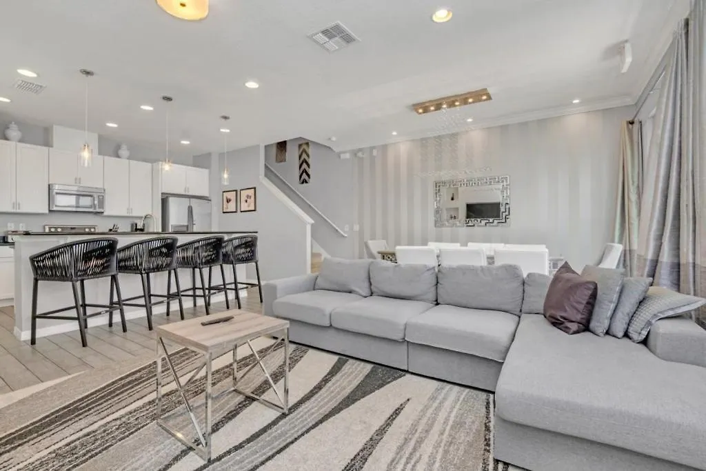 4 Bed Townhome With Private Pool Near Disney! Townhouse Holiday home Kissimmee