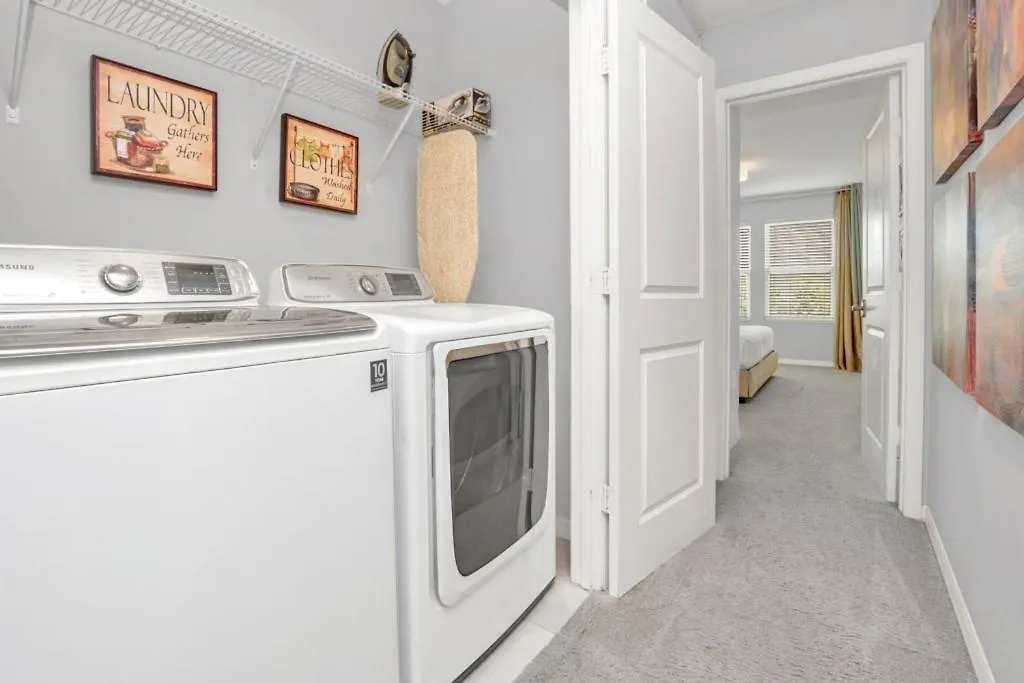 4 Bed Townhome With Private Pool Near Disney! Townhouse Holiday home