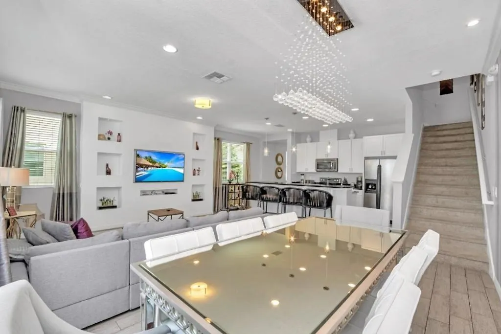 4 Bed Townhome With Private Pool Near Disney! Townhouse Holiday home *