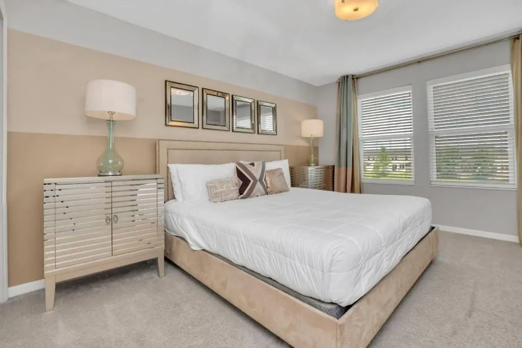 4 Bed Townhome With Private Pool Near Disney! Townhouse Holiday home *