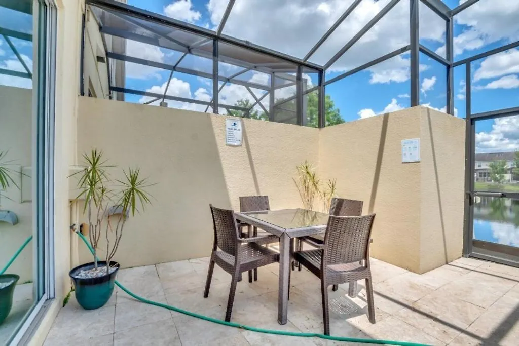 4 Bed Townhome With Private Pool Near Disney! Townhouse Holiday home Kissimmee