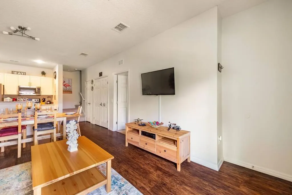 Super Comfy And Spacious 3 Bedroom 10 Minutes From Disney, With Major Shopping 4 Minutes Away *