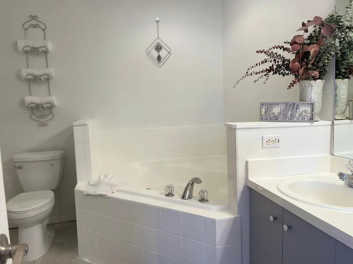 Holiday home Cozy Spacious 4bd With Garden Tub Near