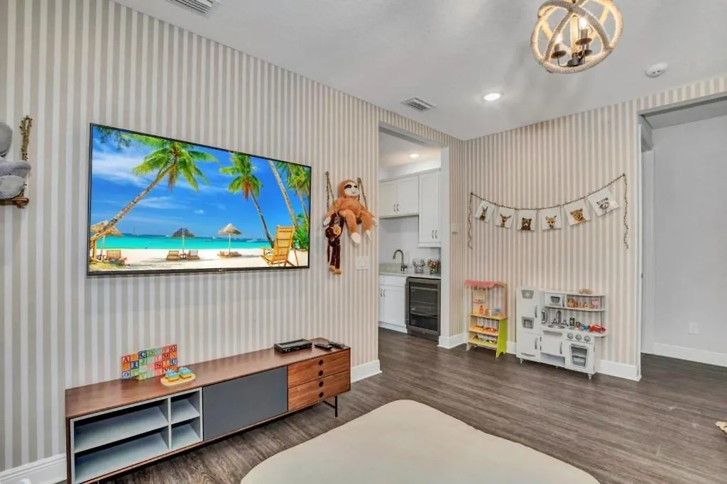 10 Bed Movie Theater Room, Pool, Games Villa Kissimmee