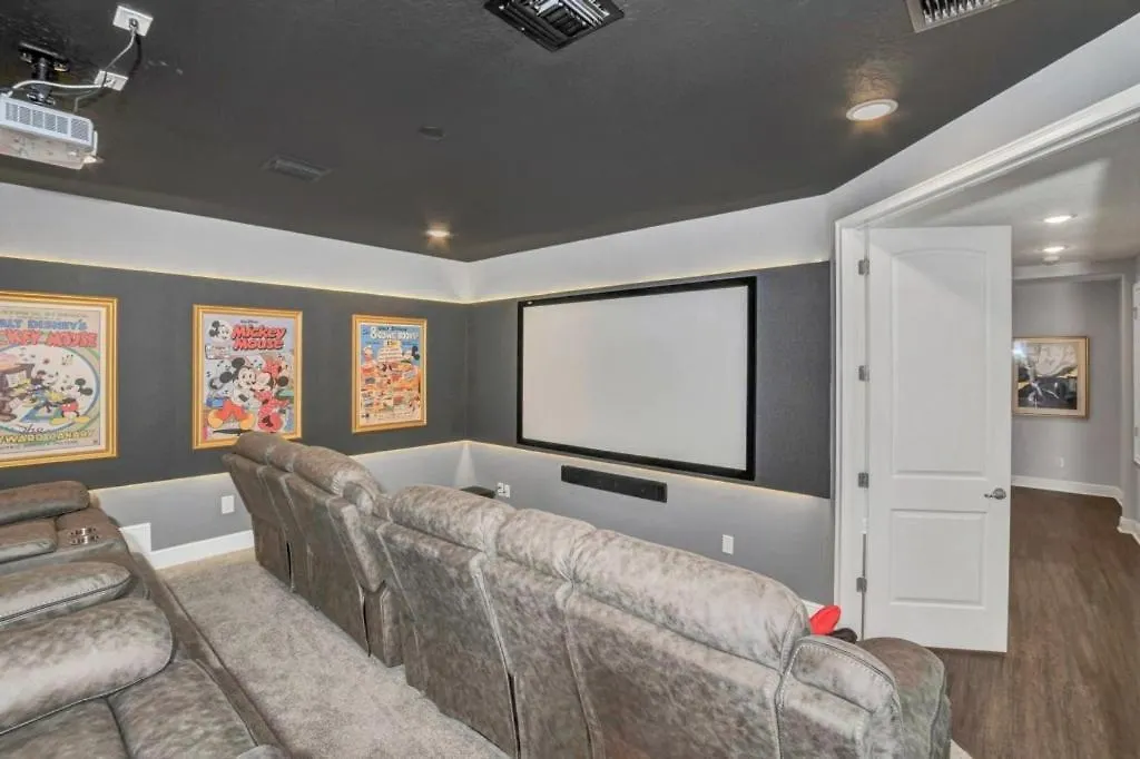 10 Bed Movie Theater Room, Pool, Games Villa Kissimmee
