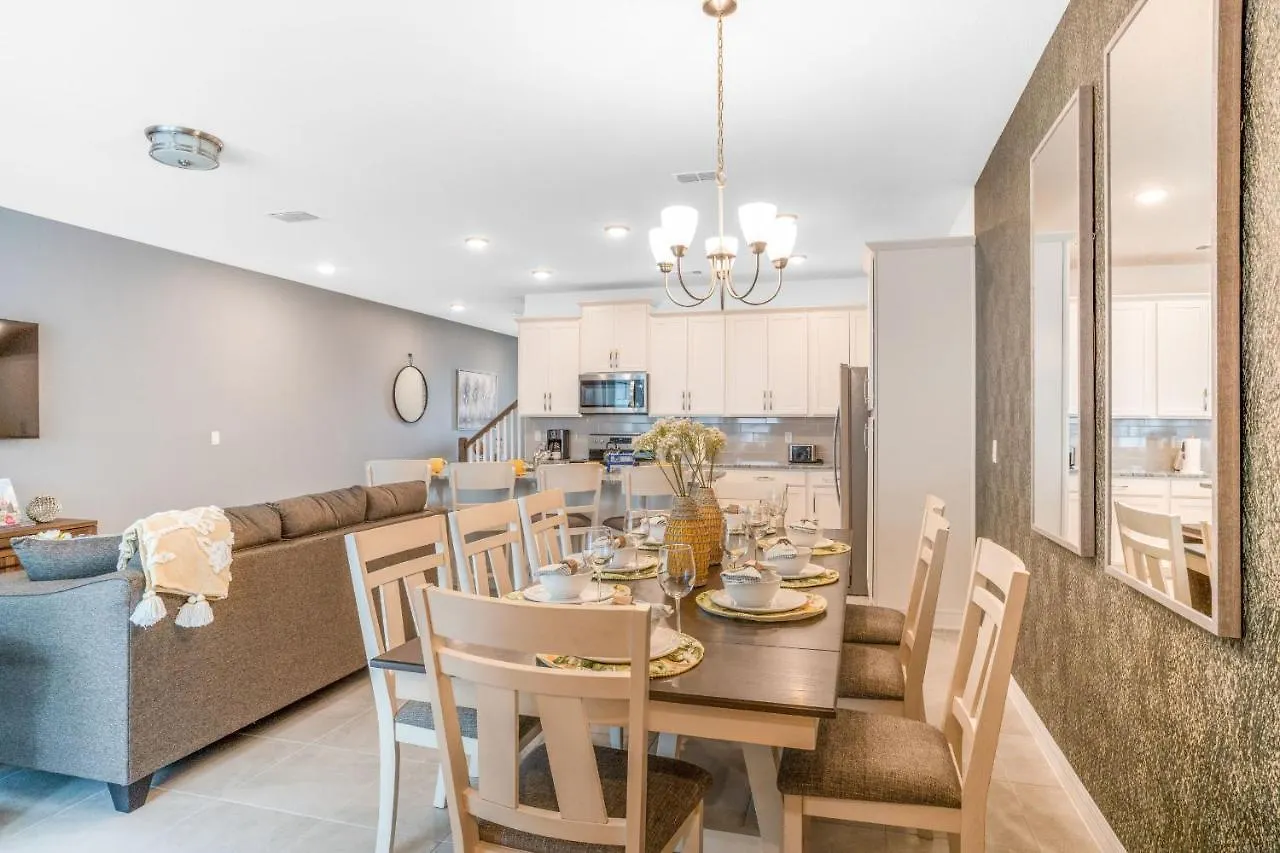 1804 Tropical Palms Circle *