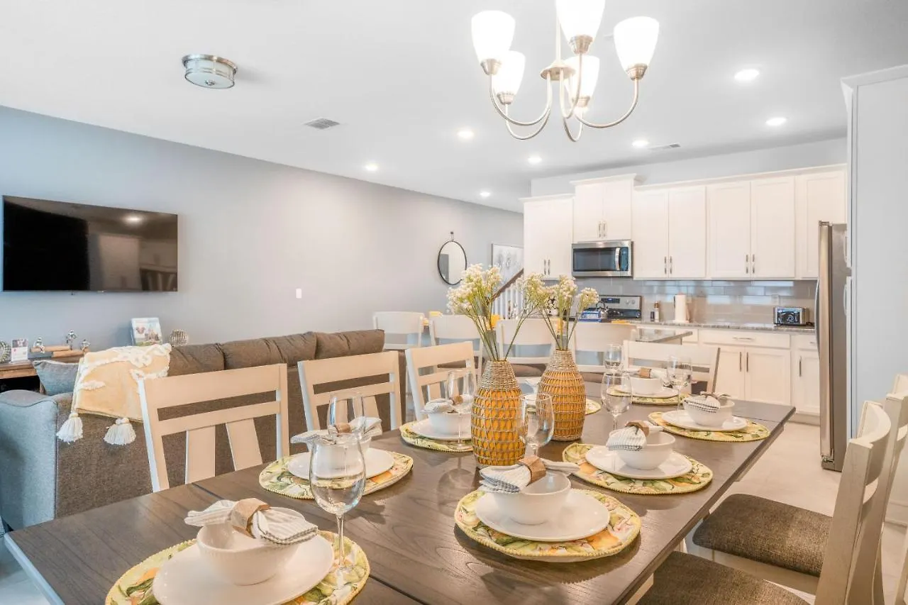 1804 Tropical Palms Circle