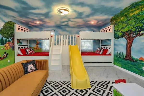 Decorated 8min Disneyworld Pool/spa Sleeps 22 Holiday home