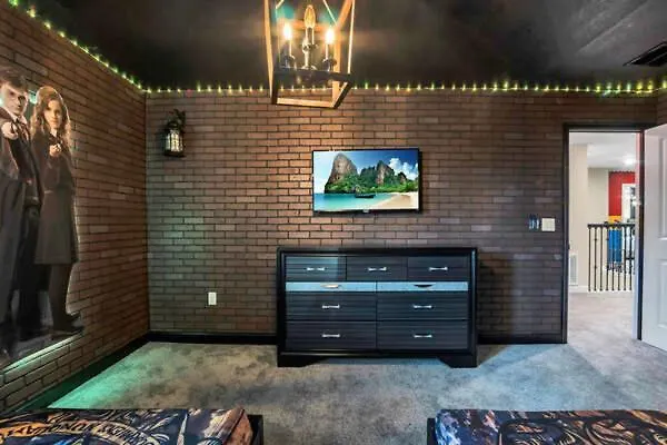 Holiday home Decorated 8min Disneyworld Pool/spa Sleeps 22 *