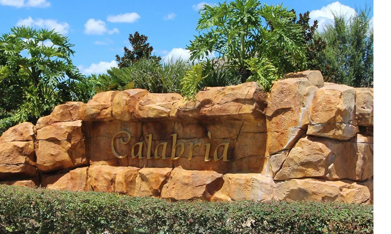 Calabria Luxury: Poolside Disney Retreat Holiday home *