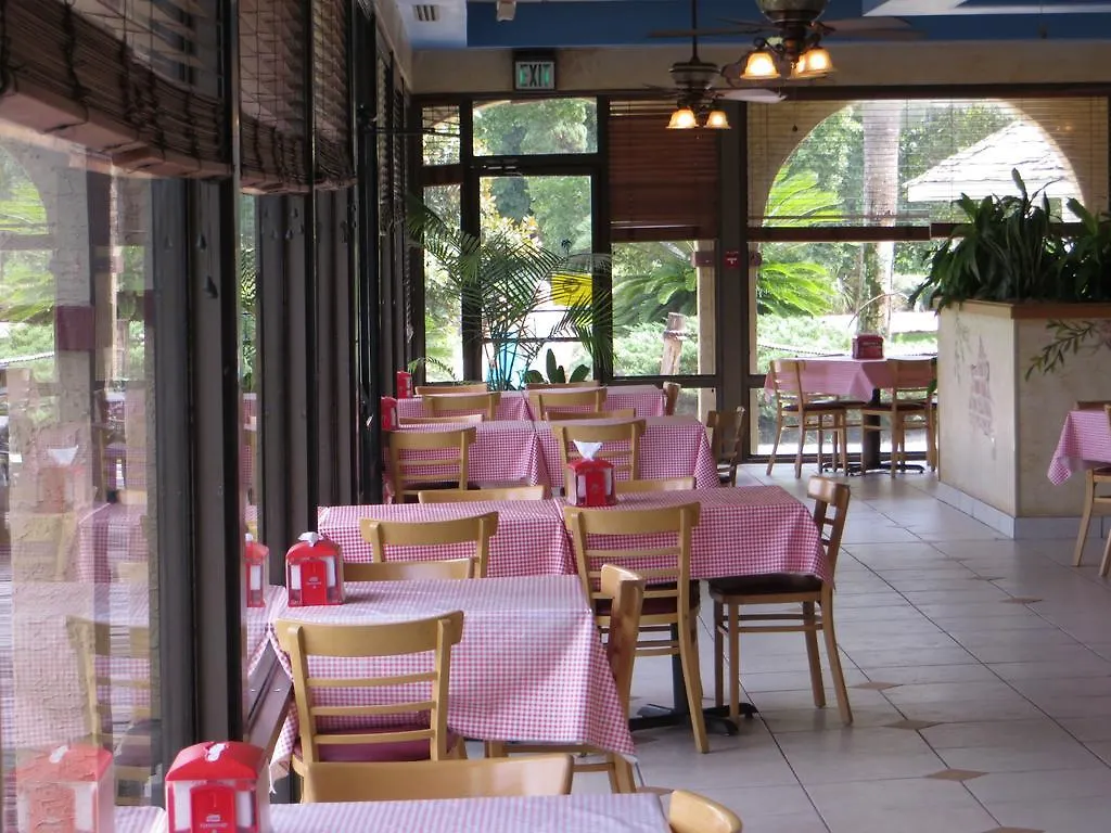 梅因盖特湖边度假酒店 Four Corners