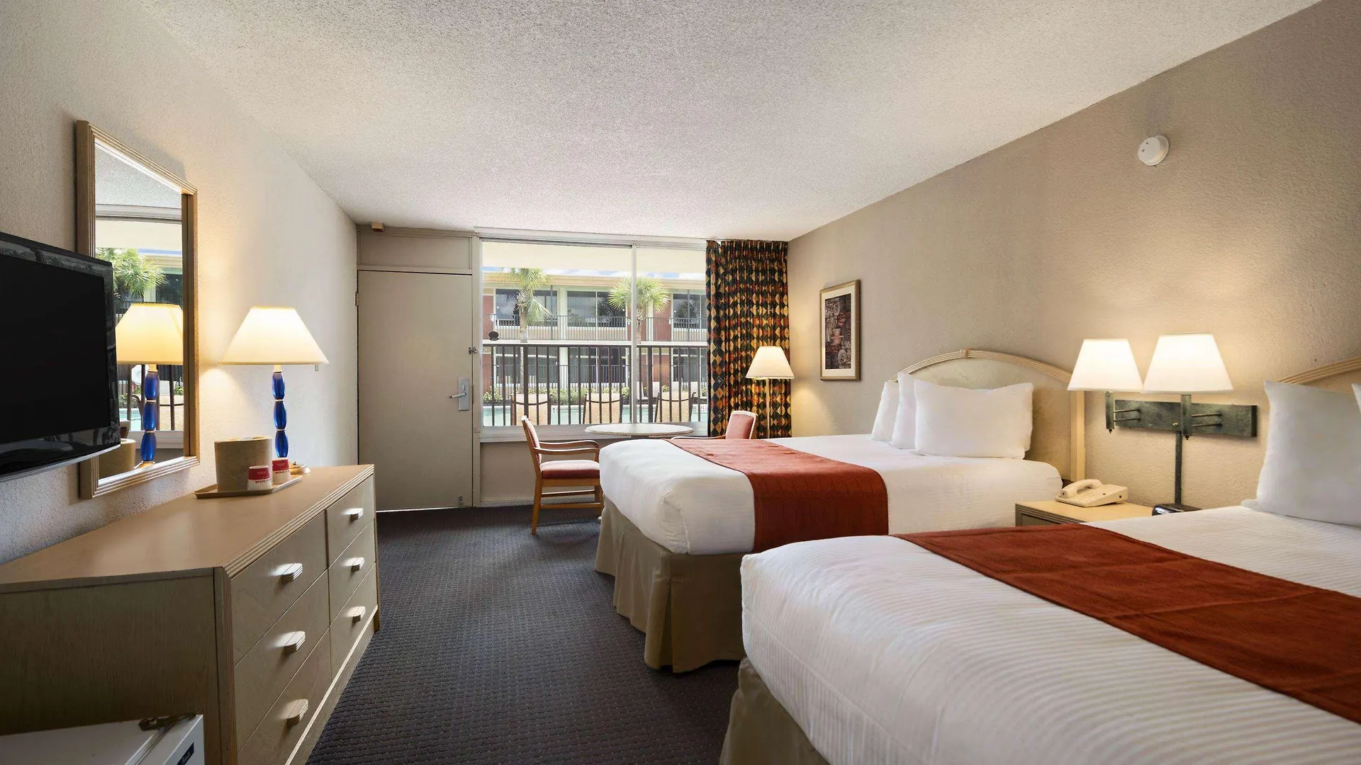 Ramada By Wyndham Kissimmee Gateway - Free Theme Park Shuttle