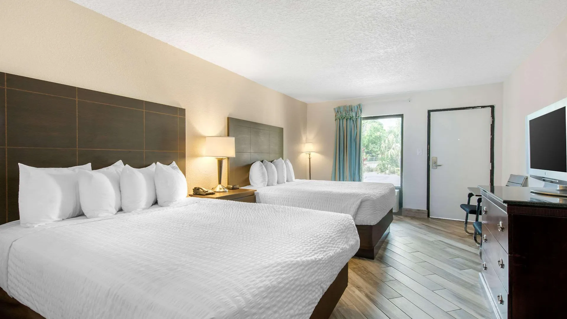 Clarion & Kissimmee-lake Buena Vista South Hotel