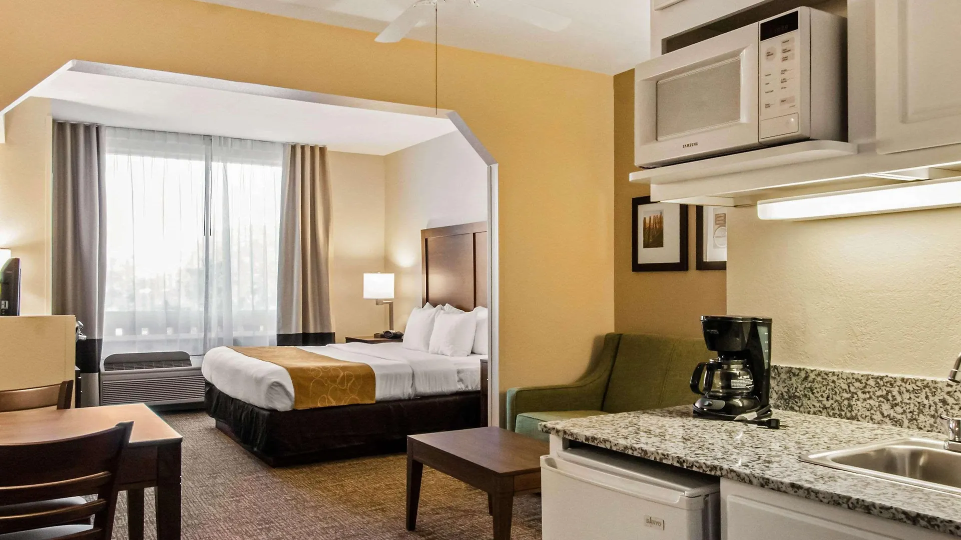 Comfort Maingate East Hotel