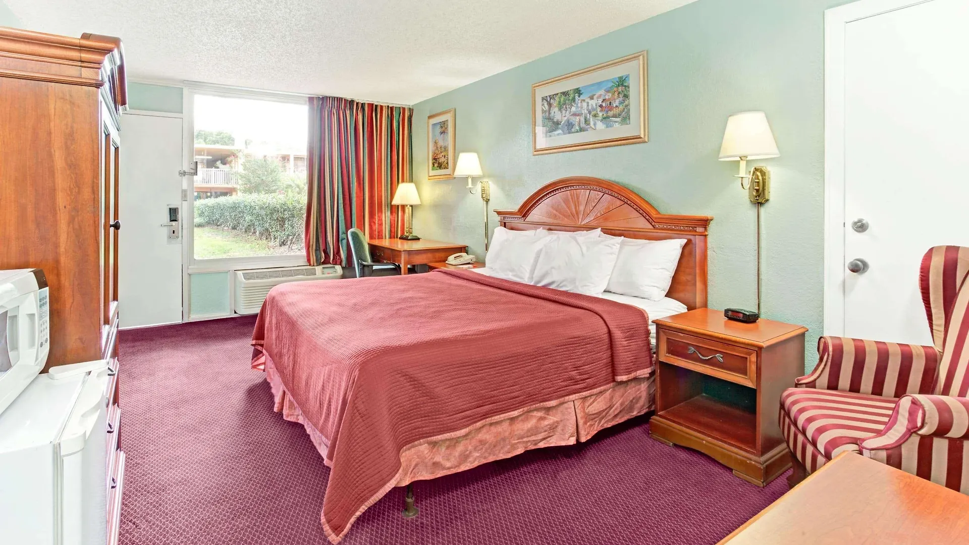 Howard Johnson By Wyndham Tropical Palms