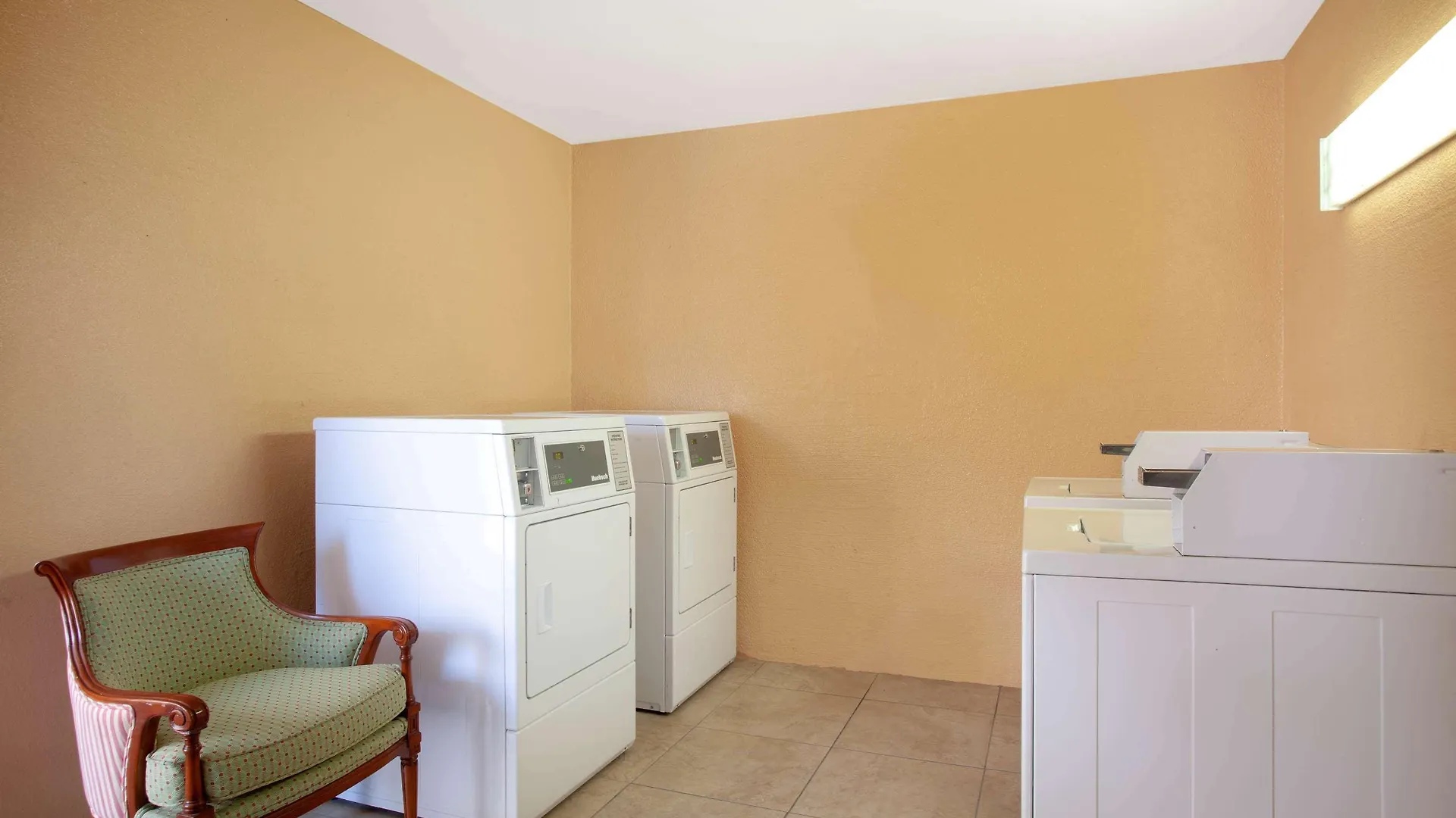 Stayable East Otel