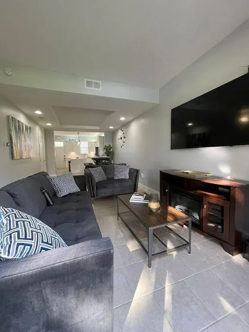 Modern Townhouse With Pool Close To & Silver Spurs Arena Holiday home Kissimmee