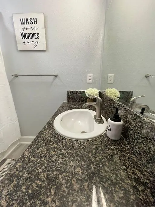 Holiday home Modern Townhouse With Pool Close To & Silver Spurs Arena *