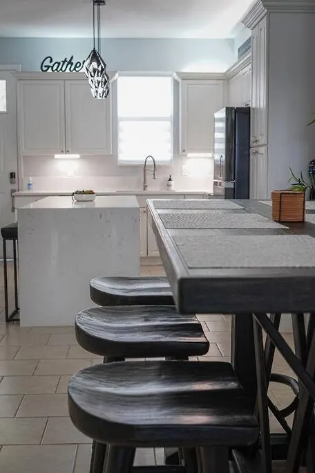 Modern Townhouse With Pool Close To & Silver Spurs Arena