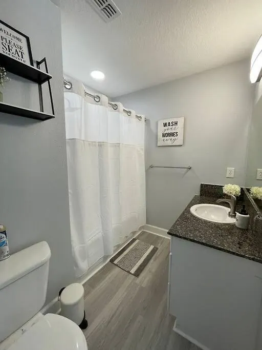 Holiday home Modern Townhouse With Pool Close To & Silver Spurs Arena *