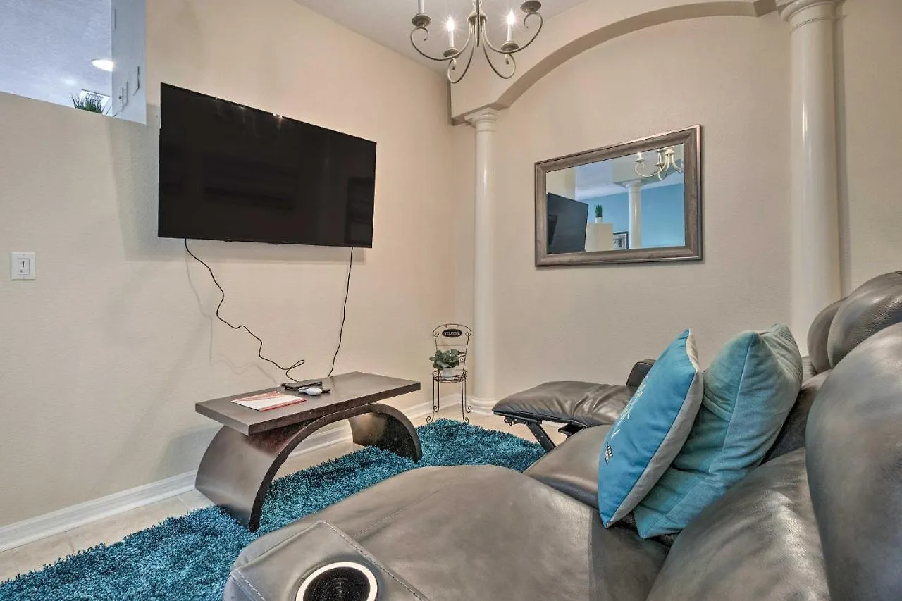 Vibrant Townhome Patio, 5 Mi To World