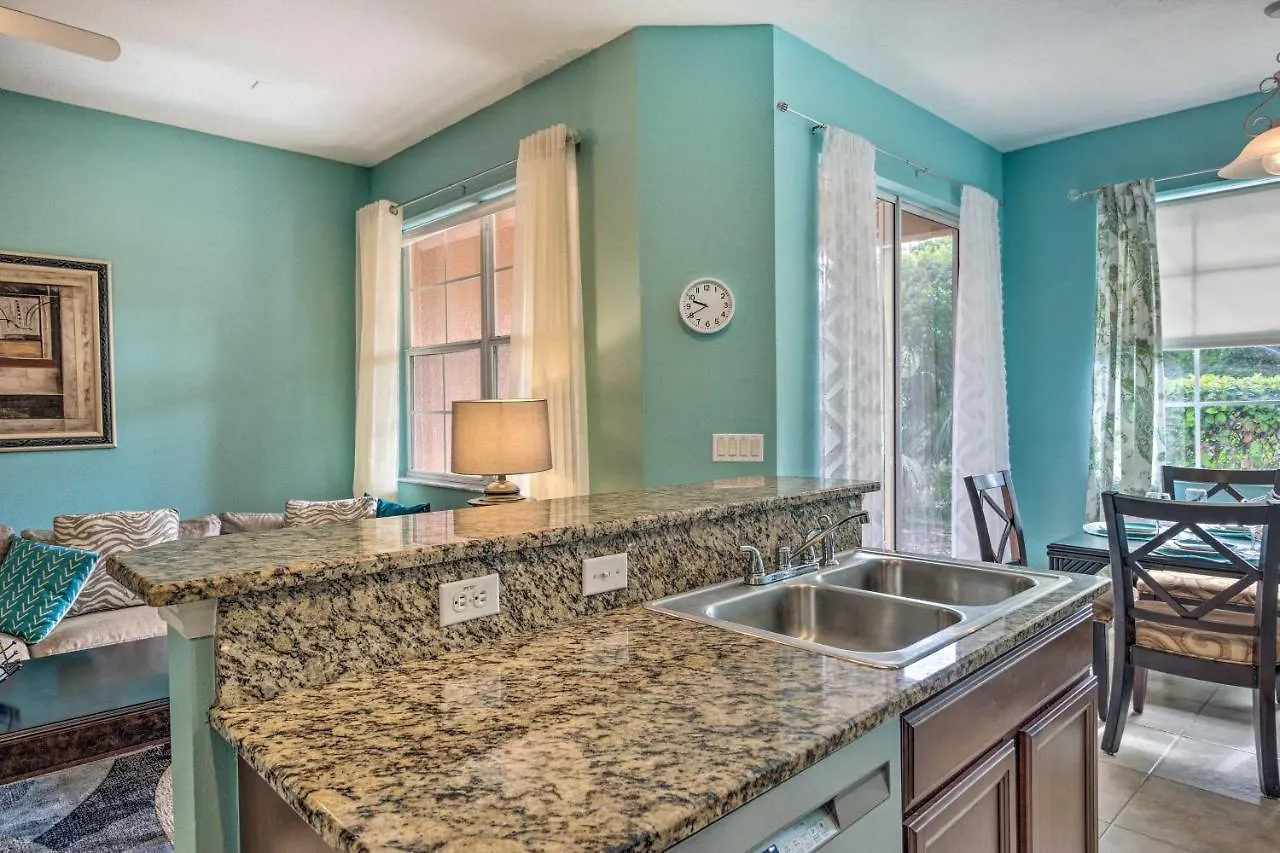 Vibrant Townhome Patio, 5 Mi To World