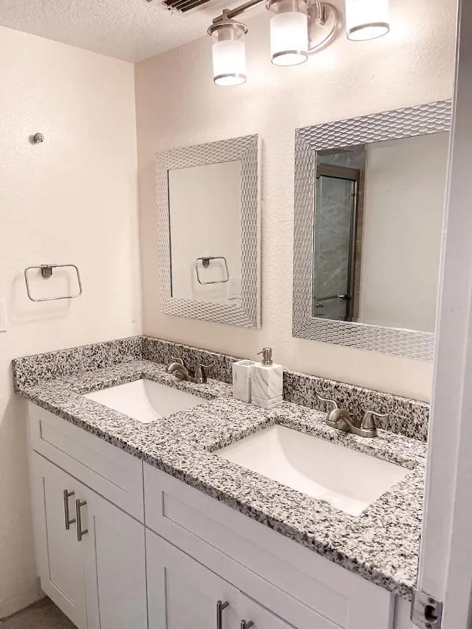 Luxury 3br Near World Apartment