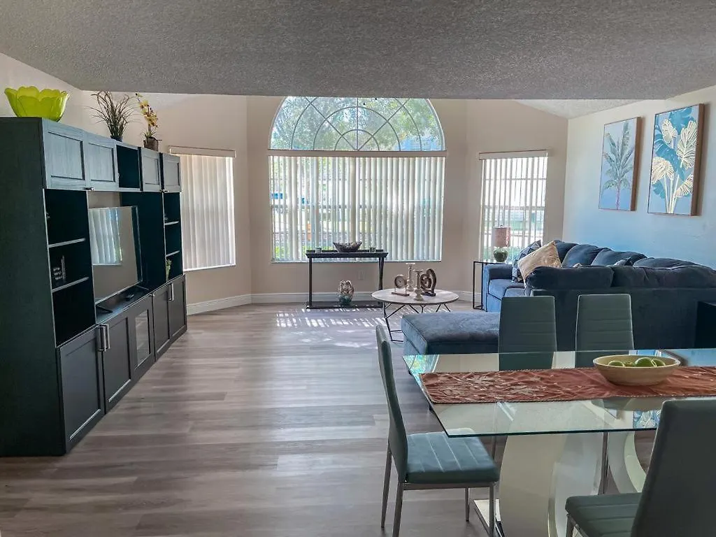 Luxury 3br Near World Apartment