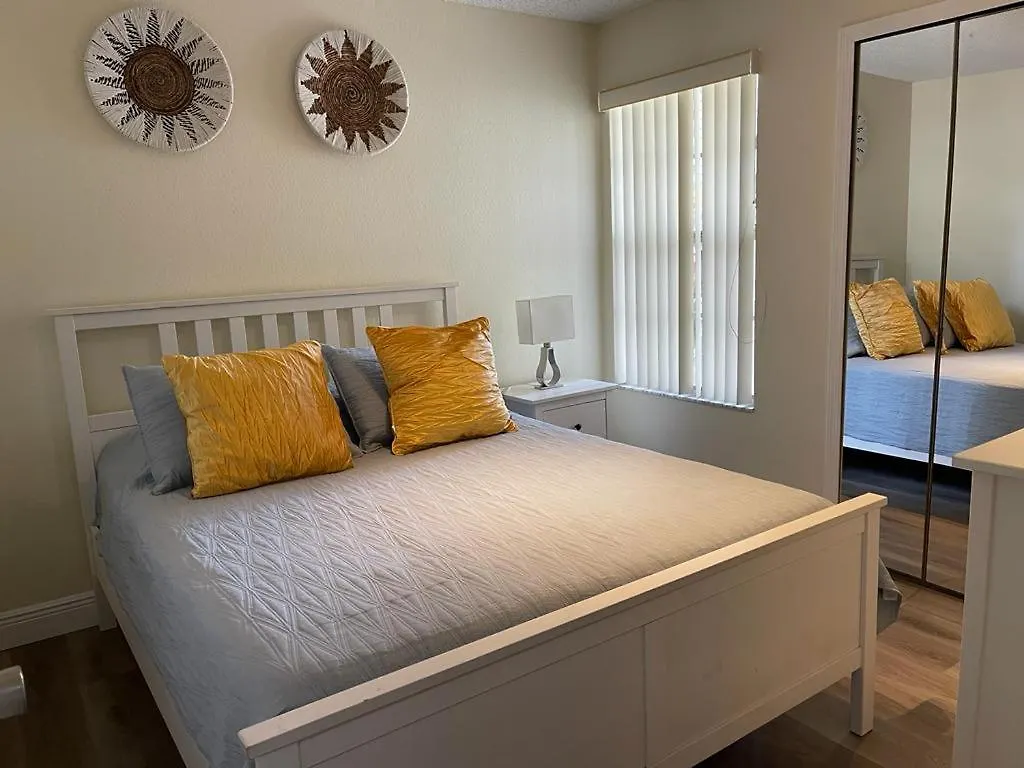 Luxury 3br Near World Apartment *