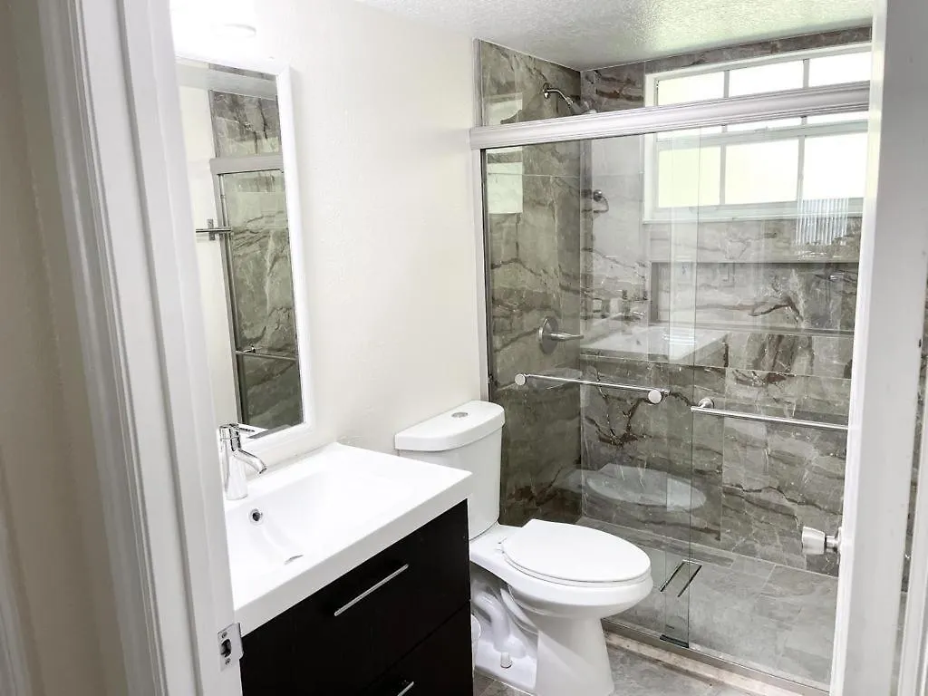 Luxury 3br Near World Apartment *