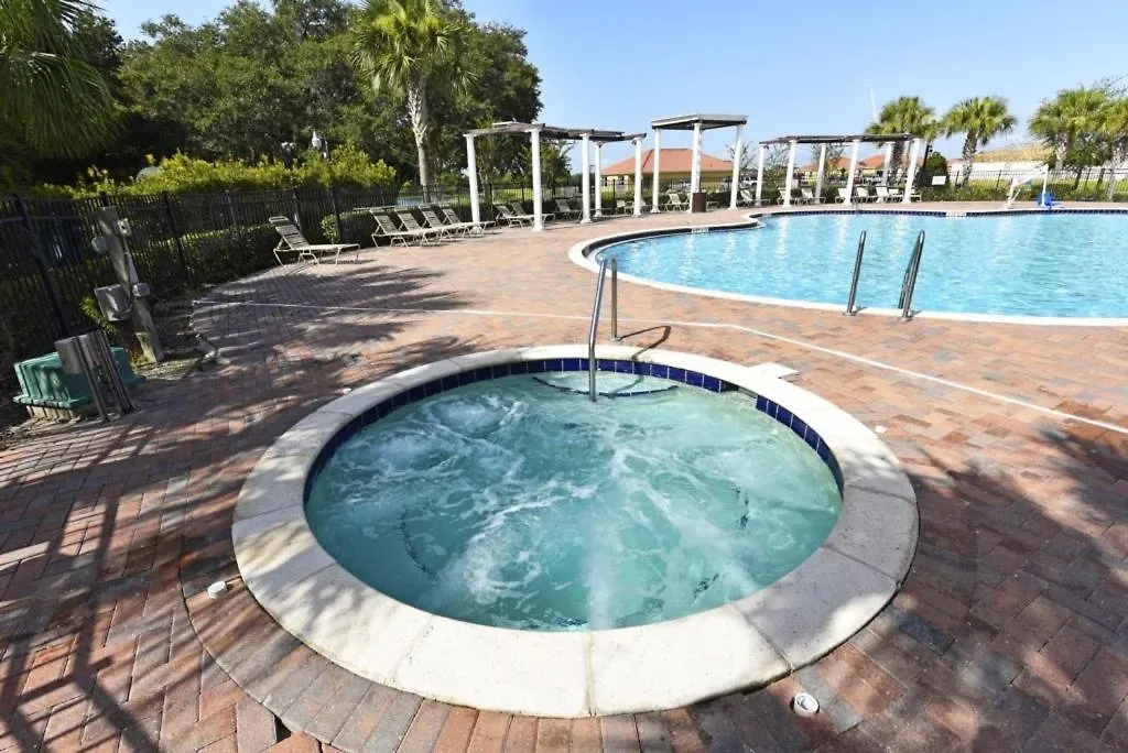 Lakeside 4-bed Pool At Sol