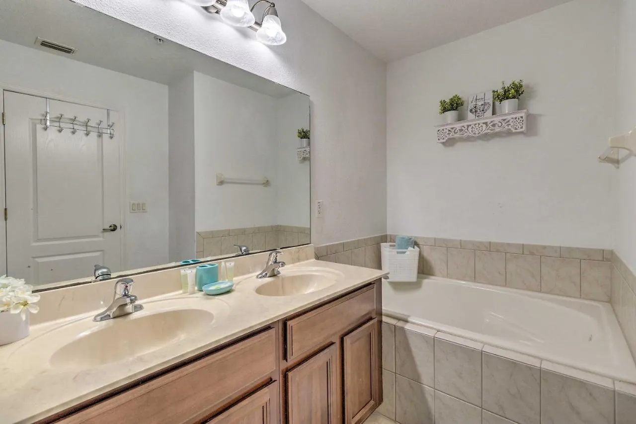 Vibrant Townhome Patio, 5 Mi To World Holiday home