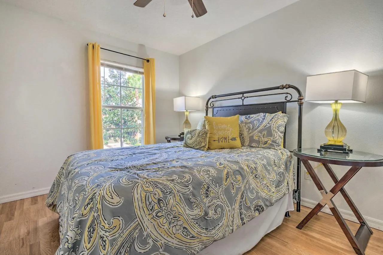 Vibrant Townhome Patio, 5 Mi To World