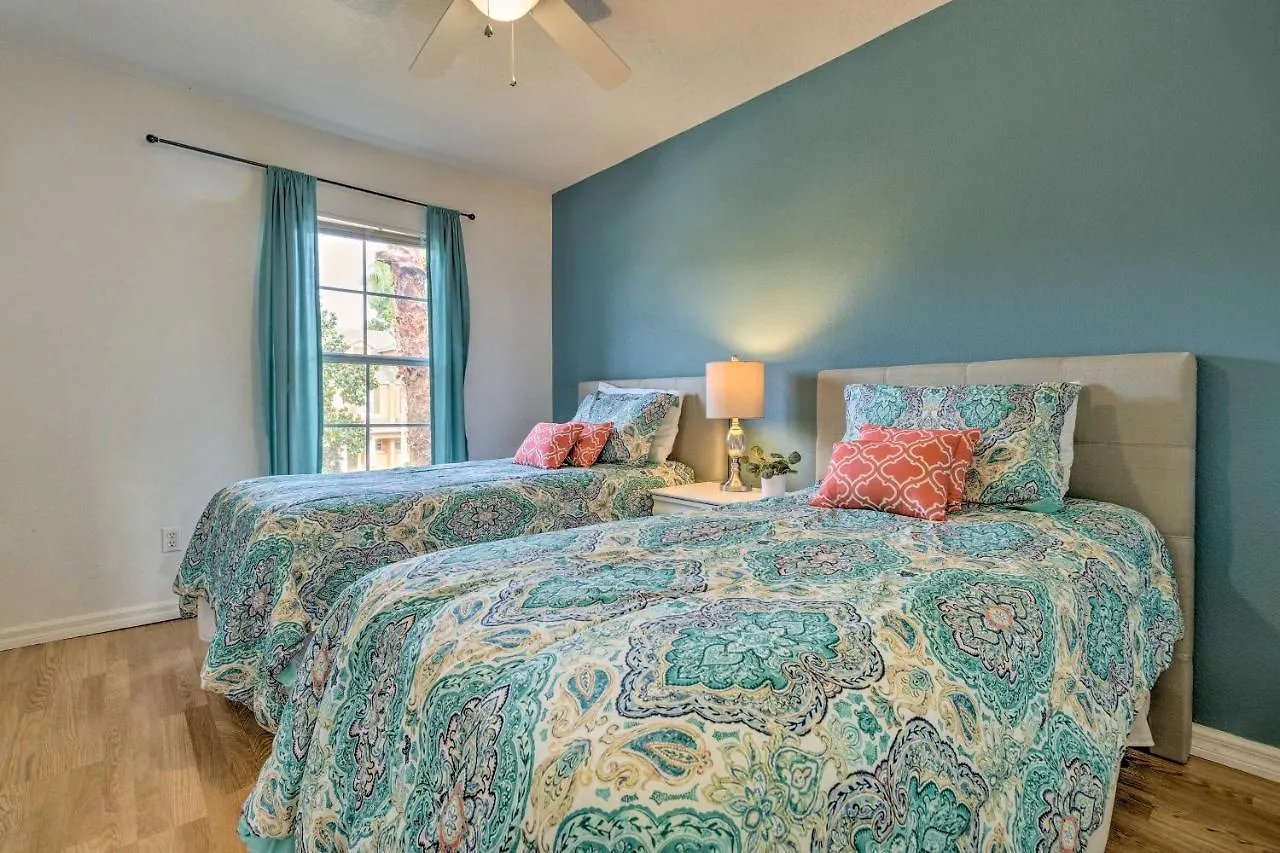Holiday home Vibrant Townhome Patio, 5 Mi To World
