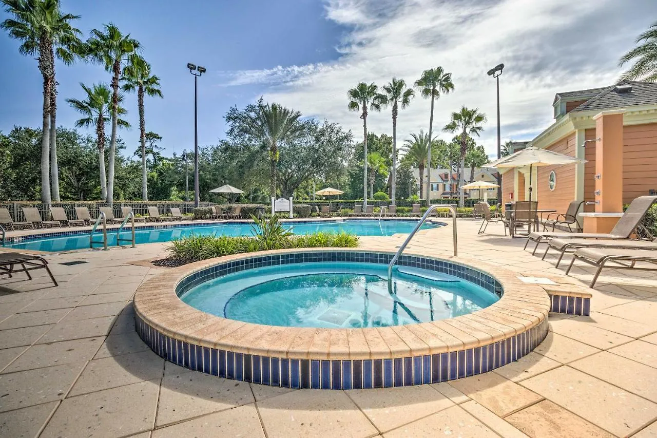 Vibrant Townhome Patio, 5 Mi To World