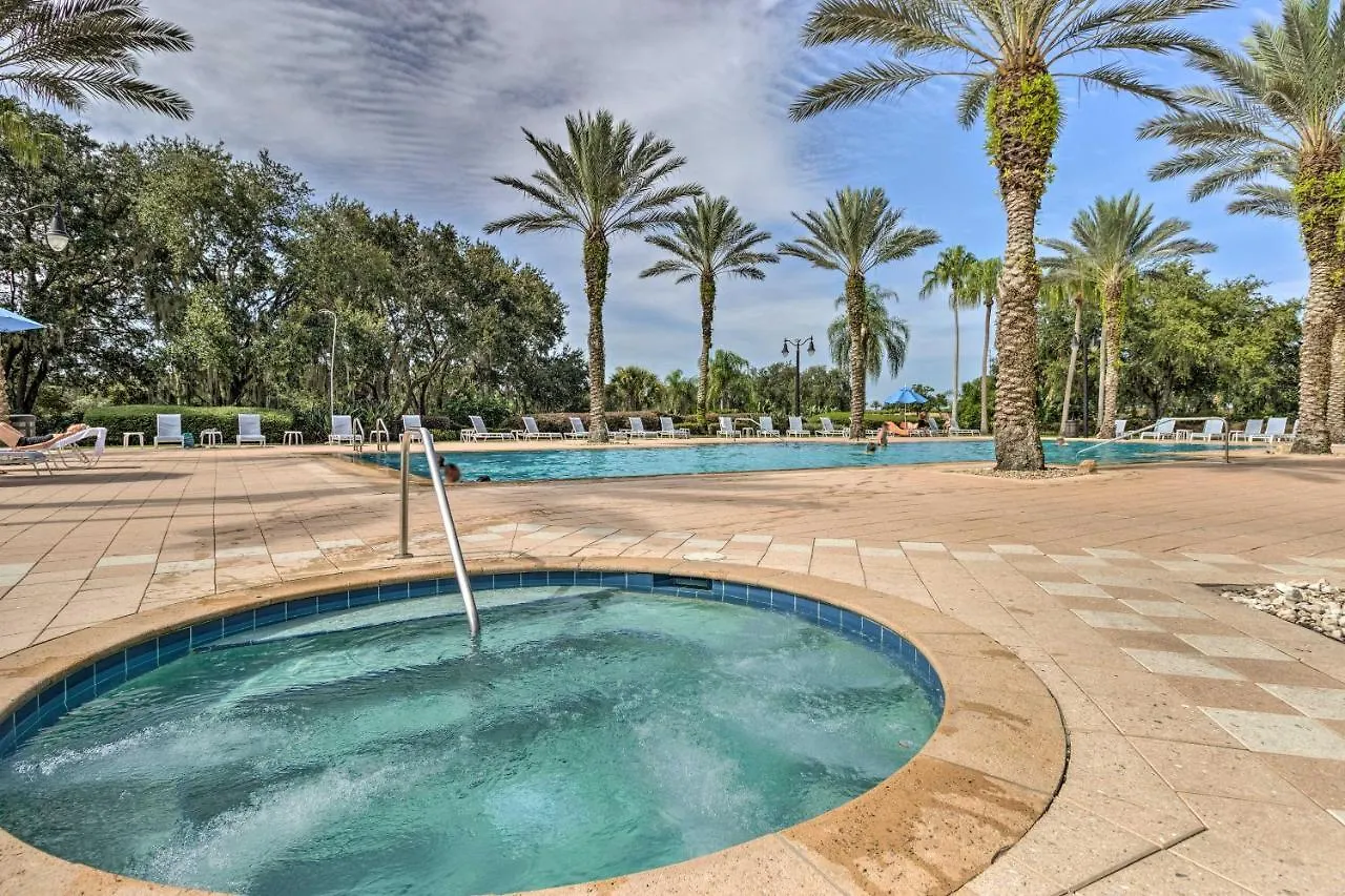 Vibrant Townhome Patio, 5 Mi To World